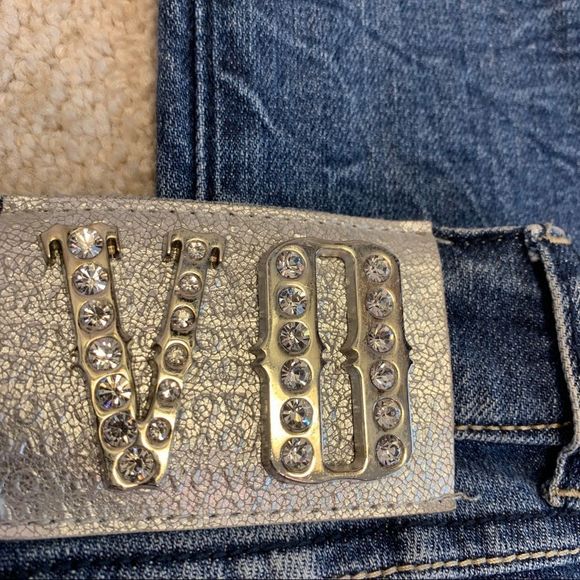 Women's Blue Jeans with Embellished Pockets - Picture 5 of 14